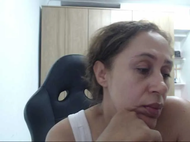 Offline RoxanaMilf on BongaCams