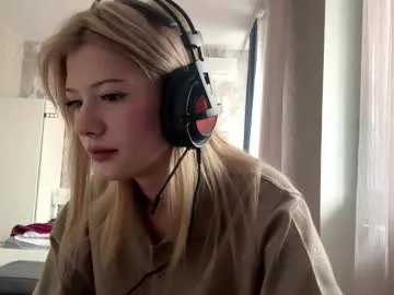 rochellehouis — GOAL: stand up and show off your outfit [35 tokens remaining] Welcome to my room! #shy #new #18 #cute #nonude