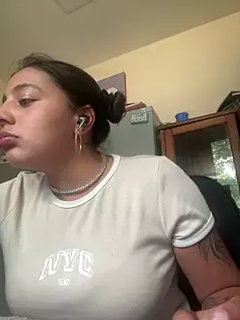 Offline Alaska-de-lune on StripChat