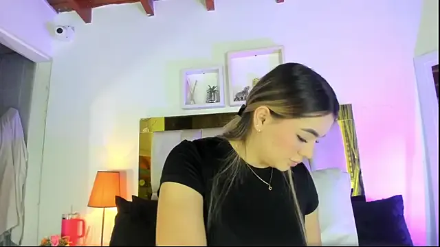 emmy_r on StripChat