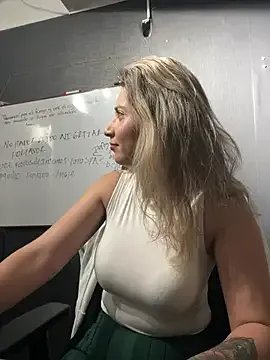 Isabella_Varella — Show naked ass under the table