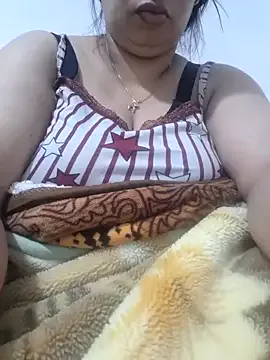 Queen_355 on StripChat