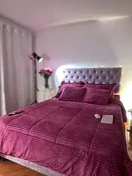 Samantha_e2 on StripChat