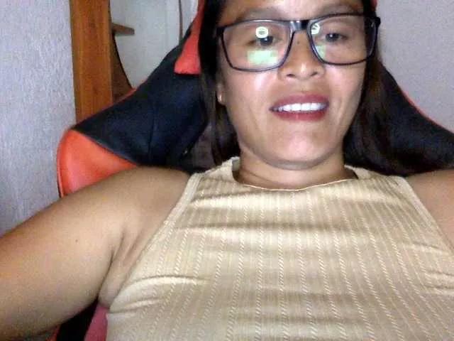 Emerald8585 on BongaCams 