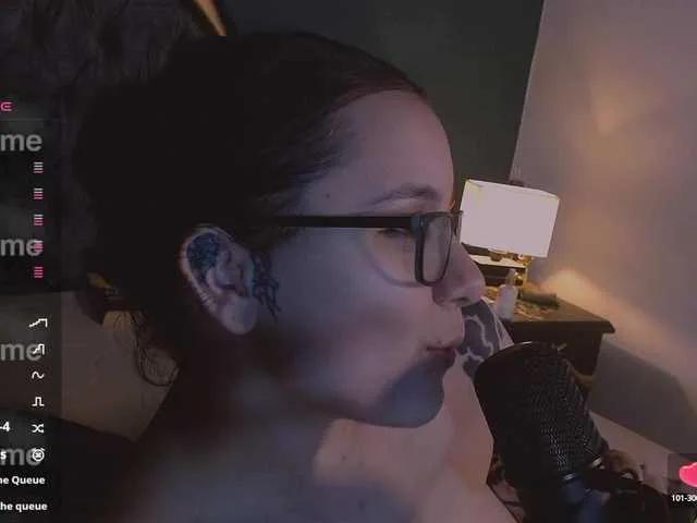 LilithDark — Men who know how to treat a woman and those open to enjoying each other's company really turn me on. Bottoms are my weakness, and I also love hairy men. 