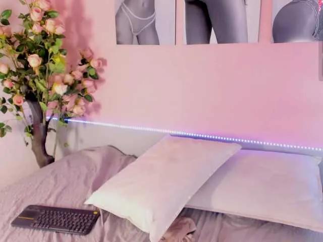 Naaomi-hills on BongaCams