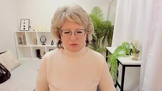 EvelynJoyful on StripChat 