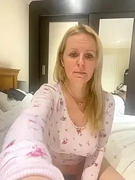 madamlillyrose — Moisturise naked body