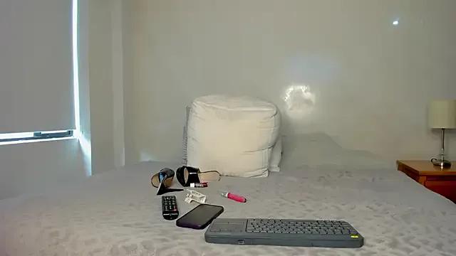 melisa_ferretti — guys make me squirt my sweet pussy!!