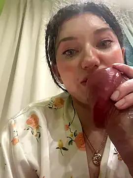 MooonReal on StripChat