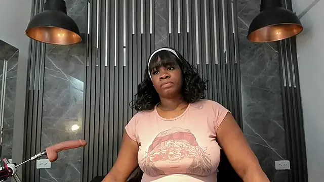 SaraiEvans on StripChat 