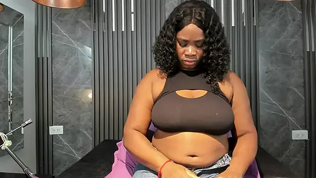 SaraiEvans on StripChat 