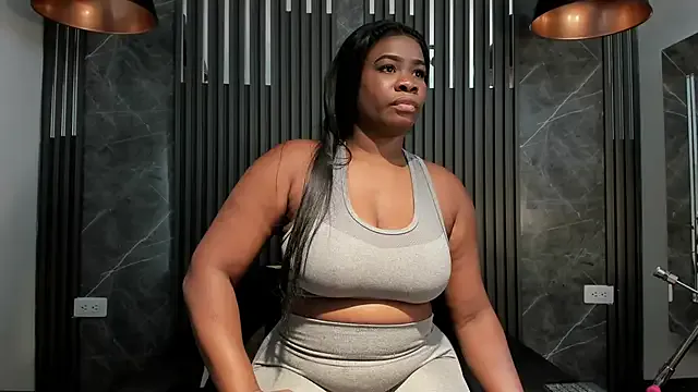 SaraiEvans on StripChat 