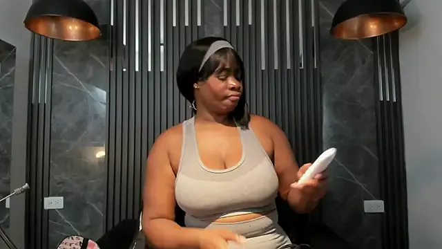 SaraiEvans on StripChat 