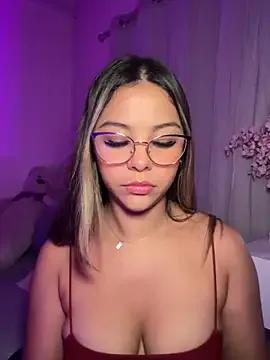 tuckersabrina — A very sensual nude covered in oil